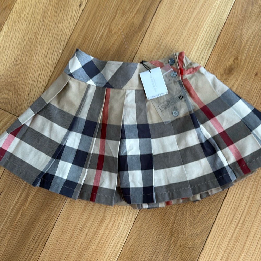SOLD ON CROSS POST Burberry toddler skirt new classic // size 3y